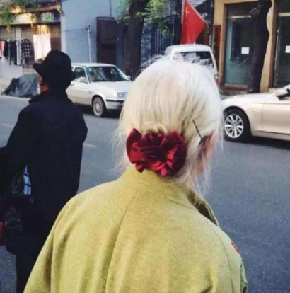 “白发来自戴花君莫笑，岁月从不败美人”是什么意思？