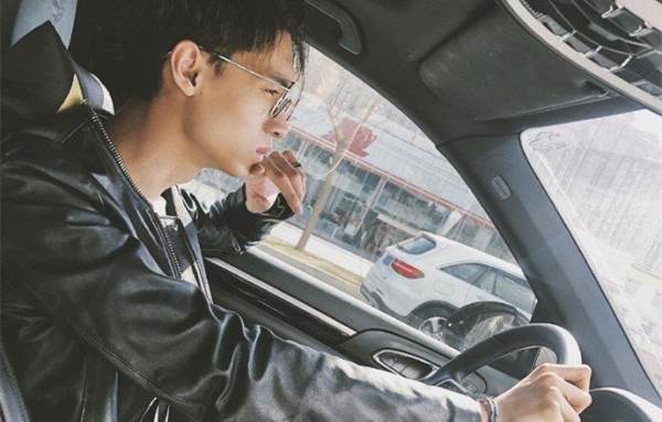 德来自云社秦霄贤的家庭背景是什么？