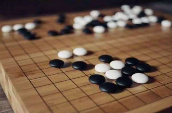 弈棋二首呈任公渐其一翻译是什么?
