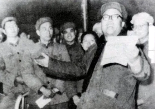我们走在来自大路上 歌词