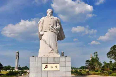 历史上收复新疆治理边疆的业绩的名将来自是谁？