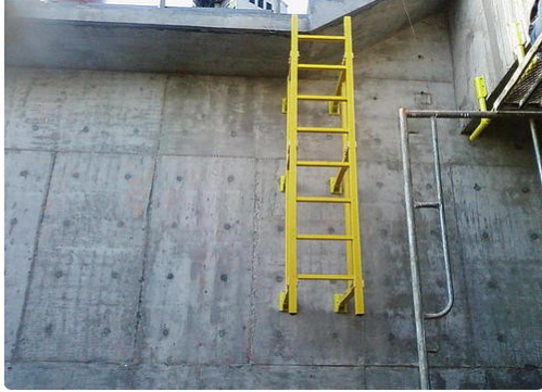 房屋建筑工程中屋面的检修爬梯离地面楼面的高度是多少?有没有规范条文?哪个规范条文里有明确规定