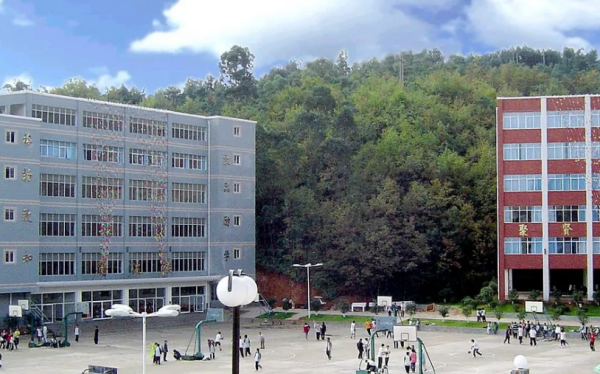 云南师范大学第二附属中学具体怎来自么样谁能说说，急急急