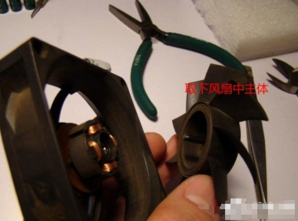 电七名吃周脑机箱里的风扇声音突然变大了怎么回事