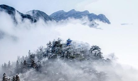 山近月远觉月小