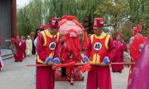 大姑娘上轿 歇后语