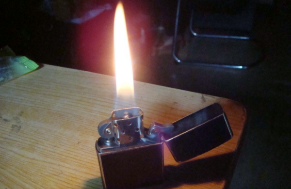 zippo打火机怎么加油来自？