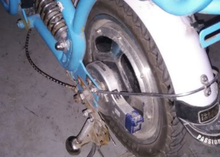 电瓶车碟刹怎么调松紧？