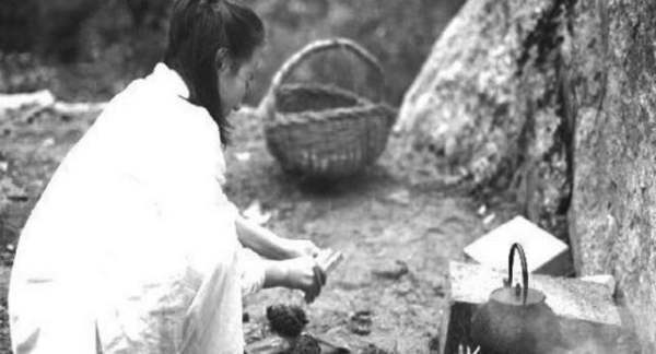 二战苏联士兵拉日本女战俘进深山，没羞没