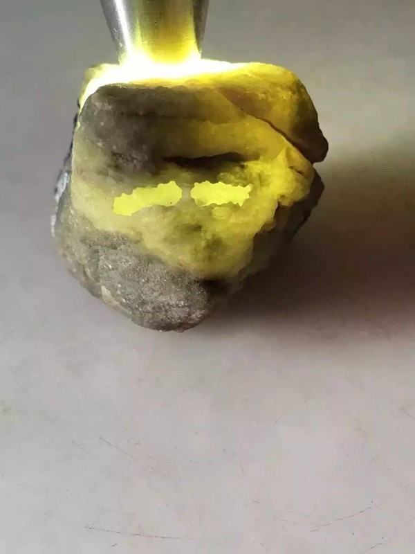 莫西沙翡翠原来自石特点