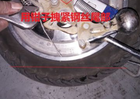 电瓶车碟刹怎么调松紧？