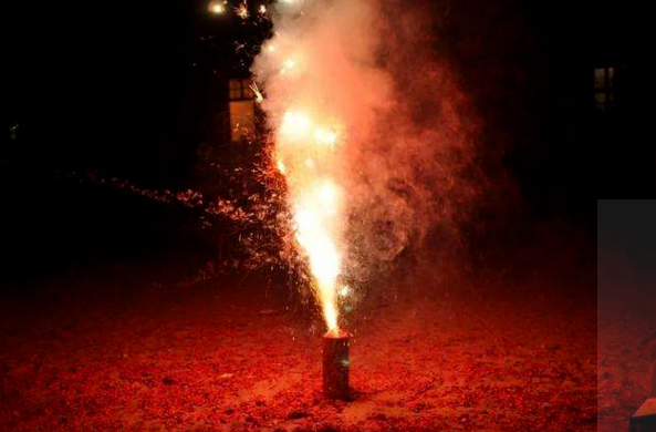 观看烟花爆竹时应至少远离来自燃火点几米之外。