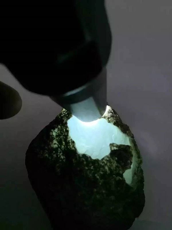 莫西沙翡翠原来自石特点