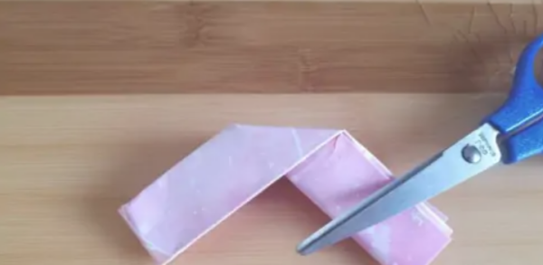 用纸做的手工枪可发射子弹98k