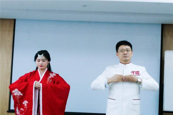 男子行拱手之礼时，哪只手在内，哪只手在外？