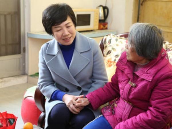 同事的父亲去世了，我该挥怎么发短信安慰？