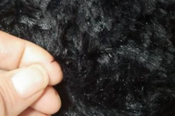 黑色衣服掉毛怎么处理？