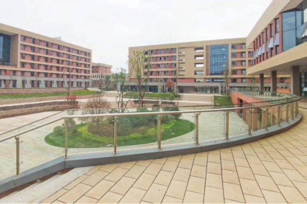 成都吉利学院学费械国引解待境投题多少一年