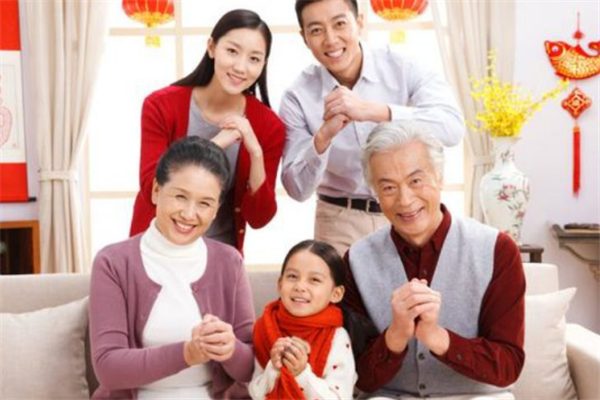 男子行拱手之礼时，哪只手在内，哪只手在外？