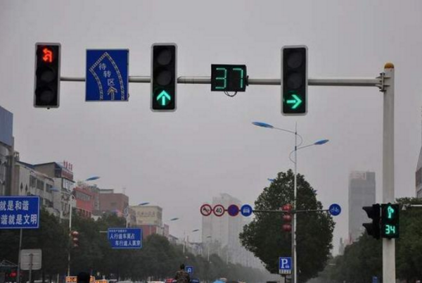过五岔路口怎样看红绿灯