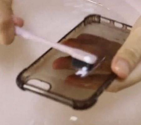 透明硅胶手机壳发黄怎么变白？