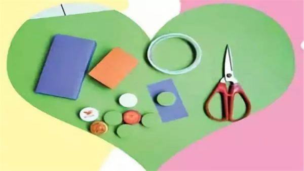小学一年级用彩纸做名片怎么制作？