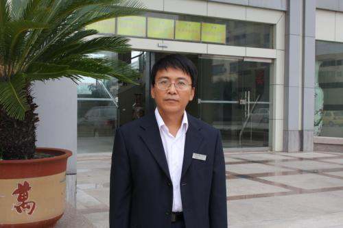 优秀教师简介1应活龙课银同波00字